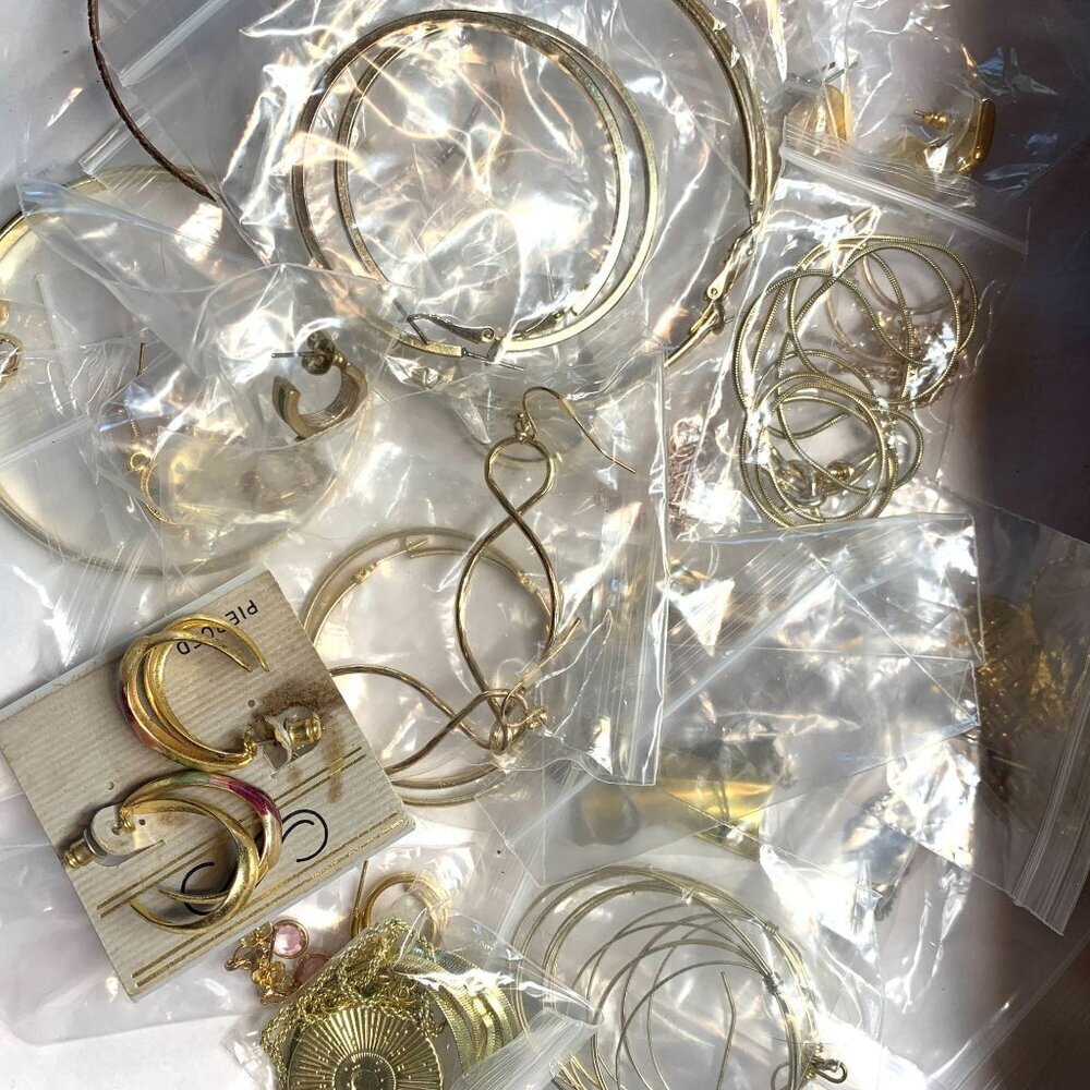 1lb Gold & Gold-Tone Jewelry Bundle - Fun Wearable Mix Many Styles - Picture 11 of 12